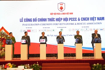 Các đại biểu chúc mừng lễ ra mắt Hiệp hội Phòng cháy, chữa cháy và cứu hộ, cứu nạn Việt Nam.