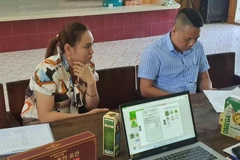 Hai đối tượng người tỉnh Hải Dương bán thực phẩm chức năng không có giấy chứng nhận đăng ký kinh doanh. (Ảnh Đội quản lý thị trường số 5 cung cấp).