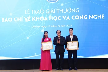 Bộ trưởng Khoa học và Công nghệ Huỳnh Thành Đạt trao giải thưởng cho các tác giả đoạt giải Nhất.