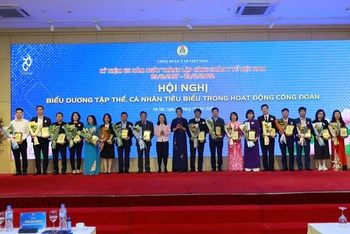 Công đoàn Y tế Việt Nam biểu dương các cá nhân và tập thể. 