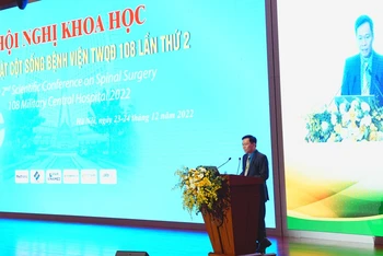 Thiếu tướng, Giáo sư, Tiến sĩ khoa học Nguyễn Thế Hoàng, Phó Giám đốc bệnh viện phát biểu tại hội nghị.
