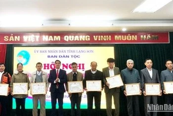 Đại diện lãnh đạo Ban dân tộc tỉnh tặng giấy khen cho người có uy tín tiêu biểu năm 2022 của tỉnh.