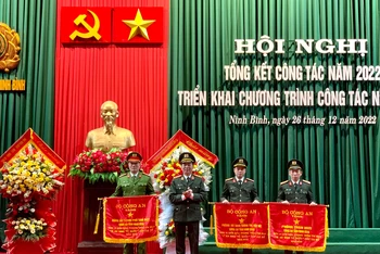 Công an tỉnh Ninh Bình đón nhận bằng khen của Bộ Công an. 