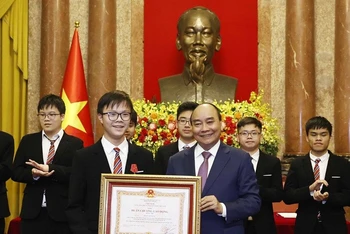 Chủ tịch nước Nguyễn Xuân Phúc trao tặng Huân chương Lao động hạng Nhì và hạng Ba cho các học sinh đoạt giải các cuộc thi Olympic và Khoa học kỹ thuật quốc tế năm 2022. (Ảnh: TTXVN)