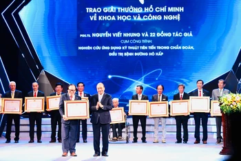 Chủ tịch nước Nguyễn Xuân Phúc trao Giải thưởng Hồ Chí Minh, Giải thưởng Nhà nước về Khoa học và Công nghệ đợt 6.