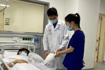 Bác sĩ Nguyễn Điện Thanh Hiệp khám sau phẫu thuật cho bệnh nhân.