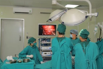 Các bác sĩ Bệnh viện đa khoa Đức Giang phẫu thuật bóc ổ cặn màng phổi cho bệnh nhân.