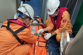 Tàu SAR 273 thường trực tại Nha Trang cùng tổ cấp cứu y tế kịp thời sơ cứu thuyền viên đưa về bờ an toàn.
