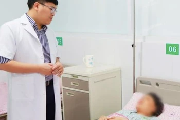 Bác sĩ thăm khám bệnh nhân sau khi được loại bỏ khối u.