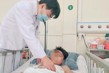 PGS, TS Phùng Duy Hồng Sơn – Phó Giám đốc Trung tâm Tim mạch và lồng ngực, Bệnh viện Hữu nghị Việt Đức đang thăm khám cho bệnh nhân sau phẫu thuật.