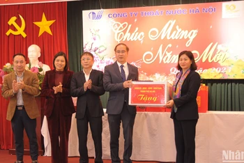 Phó Bí thư Thường trực Thành ủy Hà Nội Nguyễn Thị Tuyến trao quà chúc Tết cho tập thể cán bộ công nhân viên công ty.