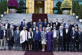 Chủ tịch nước Nguyễn Xuân Phúc và các đại biểu quốc tế. (Ảnh: TTXVN)