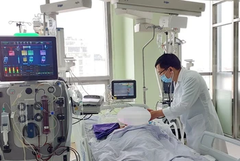 Bác sĩ Nguyễn Hồng Tốt khám cho bệnh nhân.