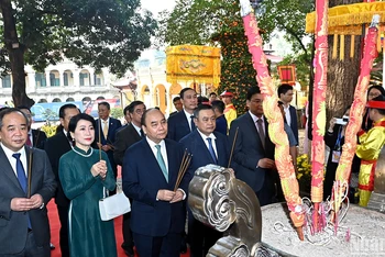 Chủ tịch nước Nguyễn Xuân Phúc và Phu nhân cùng các đại biểu thực hiện nghi lễ dâng hương tại Điện Kính Thiên.