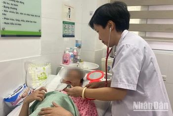 Bác sĩ Quỳnh Hương thăm khám cho trẻ sinh non đang được mẹ ấp kangaroo.