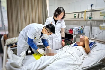 Các bác sĩ thăm khám cho bệnh nhân sau phẫu thuật.
