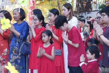 Bà con người Việt tại Lào đi lễ chùa ngày đầu năm mới Quý Mão 2023. (Ảnh: HẢI TIẾN)