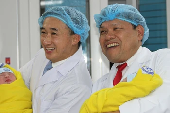Thứ trưởng Y tế Trần Văn Thuấn và Giám đốc Bệnh viện Phụ sản Trung ương vui mừng chào đón những công dân nhí đầu tiên. 