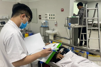 Bệnh nhân nhập viện cấp cứu tại Bệnh viện Hữu nghị Việt Đức. (Ảnh: HẢI NGÔ)