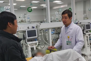Bác sĩ thăm khám cho bệnh nhân Vũ Thị Y (56 tuổi, trú Kim Sơn, Ninh Bình) bị chấn thương khá nặng sau tai nạn giao thông.