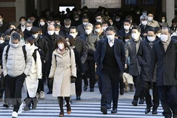 Người dân đeo khẩu trang phòng dịch Covid-19 tại Tokyo, Nhật Bản. (Ảnh: Kyodo/TTXVN)