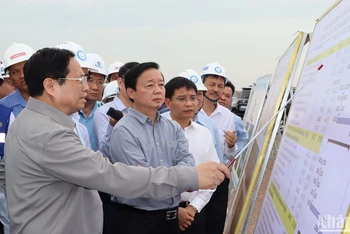 Thủ tướng Phạm Minh Chính kiểm tra tiến độ thi công Dự án đầu tư xây dựng sân bay Long Thành.