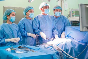 Tiến sĩ, bác sĩ Trần Anh Quỳnh cùng đồng nghiệp đang phẫu thuật cho bệnh nhi.