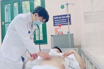 PGS, TS Phùng Duy Hồng Sơn – Phó Giám đốc Trung tâm Tim mạch và lồng ngực đang thăm khám cho người bệnh.
