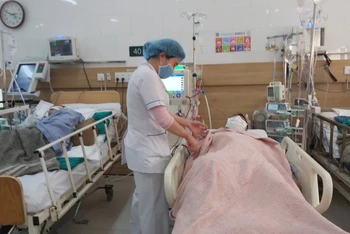 Bệnh nhân ngộ độc rượu nằm tại Bệnh viện Bạch Mai. 