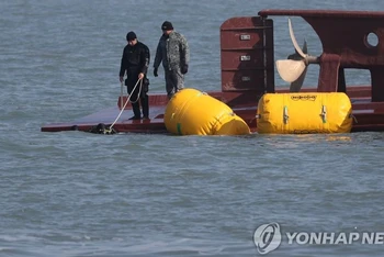 Lực lượng cứu hộ tại hiện trường lật tàu cá ngoài khơi tỉnh Jeonnam, Hàn Quốc. (Ảnh: Yonhap)
