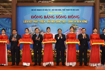 Thủ tướng Phạm Minh Chính và các các đại biểu cắt băng khai mạc triển lãm ảnh bên lề Hội nghị. (Ảnh: Trần Hải)