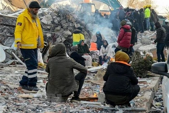 Người dân đốt lửa sưởi ấm khi mất nhà cửa sau trận động đất tại Adiyaman, Thổ Nhĩ Kỳ. (Ảnh: AFP/TTXVN)