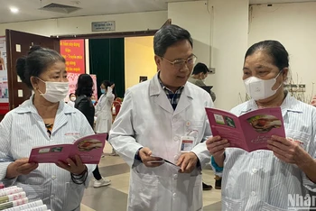 PGS, TS Nguyễn Hà Thanh, Viện trưởng Viện Huyết học-Truyền máu Trung ương chia sẻ thông tin với người bệnh.