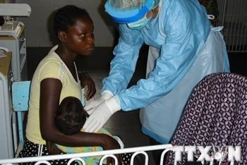 Bệnh nhân nhiễm virus Marburg được điều trị tại bệnh viện ở tỉnh Uige, Angola. (Ảnh: AFP/TTXVN)