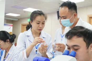 Thạc sĩ Nguyễn Minh Đức – Trưởng Labo Hỗ trợ sinh sản, Bệnh viện Nam học và Hiếm muộn Hà Nội trao đổi với học viên.