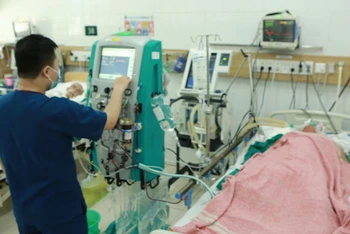 Bệnh nhân đang được điều trị tích cực tại Trung tâm Chống độc, Bệnh viện Bạch Mai. 
