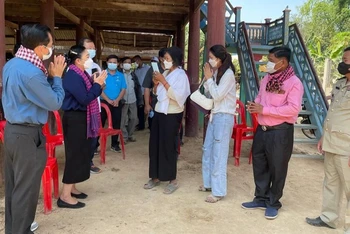 Đoàn Bộ Y tế Campuchia đến thăm và tuyên truyền công tác phòng lây nhiễm cúm gia cầm cho người dân tại nơi xảy ra vụ việc. (Ảnh: Fresh News)