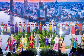 Phần trình diễn kết hợp giữa bộ sưu tập áo dài "Thế giới như tôi thấy" của Đỗ Trịnh Hoài Nam và trang phục truyền thống các quốc gia trên thế giới thể hiện tinh thần hòa bình, hữu nghị của lễ hội.