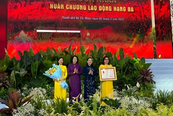 Ban Tổ chức - kiểm tra Hội Liên hiệp Phụ nữ Thành phố vinh dự được Chủ tịch nước tặng thưởng Huân chương Lao động hạng Ba.