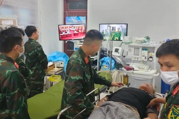 Chiến sĩ quân y Bệnh xá đảo Song Tử Tây hội chẩn qua Telemedicine, cấp cứu cho người bệnh.