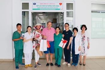 Ông Dixong John Garth và bà Shan Coralie Barker đã trở về Việt Nam cảm ơn các y, bác sĩ tại Bệnh viện Bệnh Nhiệt đới Trung ương.