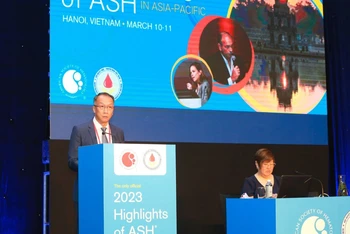 Tiến sĩ, bác sĩ Bạch Quốc Khánh, Chủ tịch Hội Huyết học-Truyền máu Việt Nam phát biểu chào mừng Hội nghị.