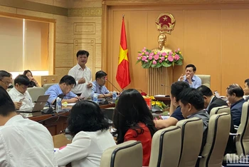 Thứ trưởng Y tế Đỗ Xuân Tuyên chủ trì cuộc họp.