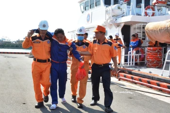 Cứu nạn kịp thời nhiều thuyền viên đưa về bờ an toàn. 