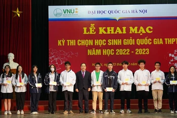 Trưởng Ban Đào tạo Đại học Quốc gia Hà Nội-GS, TSKH Nguyễn Đình Đức cùng các học sinh tham dự Kỳ thi chọn học sinh giỏi quốc gia THPT năm học 2022-2023.