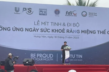 Thứ trưởng Y tế Đỗ Xuân Tuyên phát biểu tại lễ mit-tinh.
