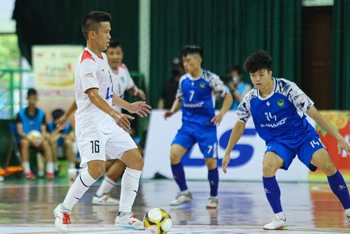 Một tình huống tranh chấp bóng giữa cầu thủ 2 đội Thái Sơn Nam và Sahako.