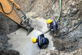 Các đơn vị tham gia khắc phục sự cố xì bể lớn tuyến ống cấp nước D1500mm nằm dọc theo đường Phạm Văn Đồng. 