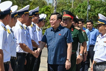 Chủ tịch Quốc hội Vương Đình Huệ với cán bộ, chỉ huy Lữ đoàn tên lửa bờ biển 681 - Quân chủng Hải Quân.