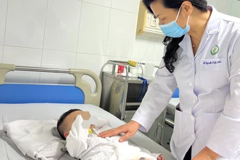 PGS, TS Nguyễn Việt Hoa, Trưởng khoa Phẫu thuật Nhi và Trẻ sơ sinh, Bệnh viện Hữu nghị Việt Đức thăm khám cho bệnh nhi.